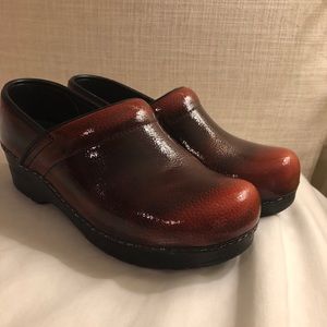 Sanita clog—red & black patent print